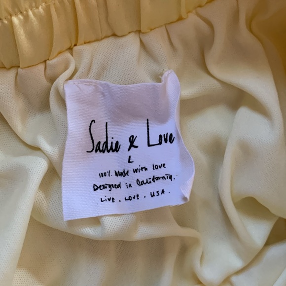 Yellow flowy pleated skirt with lightweight lining - Picture 3 of 7